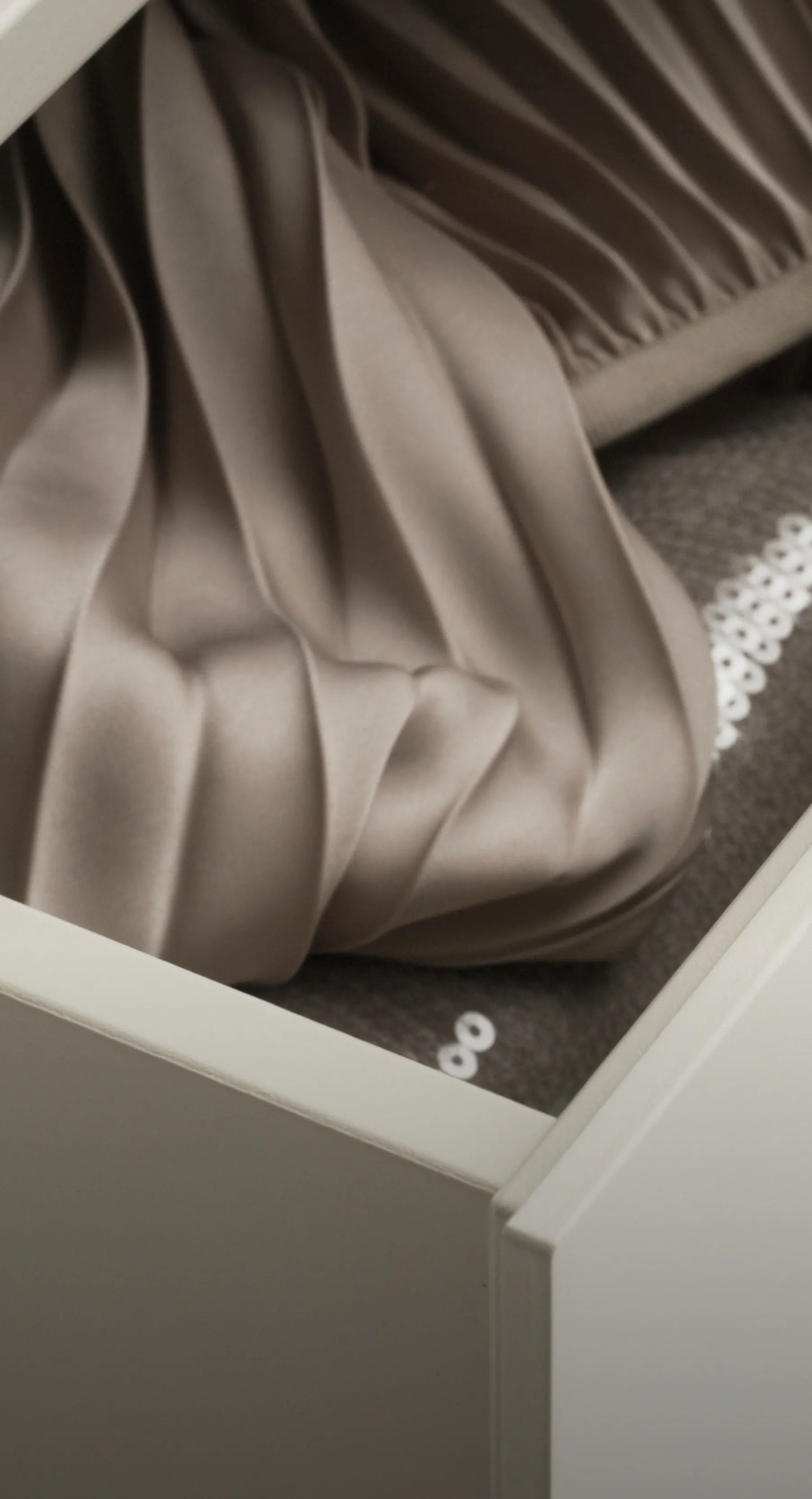 Stanfurny drawer with elegant textiles